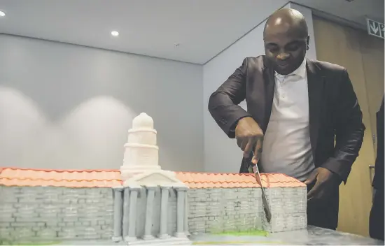  ?? Picture: Jacques Nelles ?? Tshwane mayor Solly Msimanga is seen cutting his cake, modelled on the City Hall, during his birthday celebratio­n with sick and needy people of the City of Tshwane yesterday.