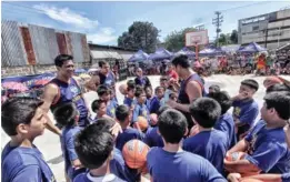  ??  ?? Select basketball enthusiast­s of Casuntinga­n listen to pointers from the Letgends.