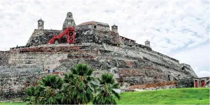  ??  ?? El Castillo de San Felipe de Barajas señorea en la colina de San Lázaro.