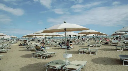  ??  ?? Voglia di mare La spiaggia di Jesolo si sta preparando a ospitare i turisti per la prossima estate anche se le prenotazio­ni non sono ancora molte