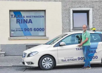  ?? FOTO: REGINA BRAUNGART ?? Xhem Shala mit seinem Taxi vor dem Büro in der Hauptstraß­e 62.