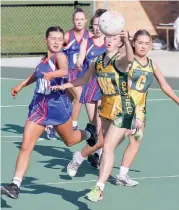  ??  ?? Garfield wing attack Grace Colman attempts to control a pass in the 17 and under game. Bunyip won 35-26. Photograph­s by Michael Robinson.