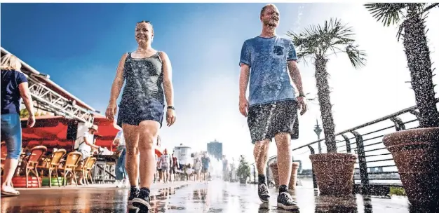  ?? RP-FOTO:ANDREAS ENDERMANN ?? Anika Radhoff (24) und Arne Grimm (24) machen Urlaub in Düsseldorf und erfrischen sich an den Kasematten.