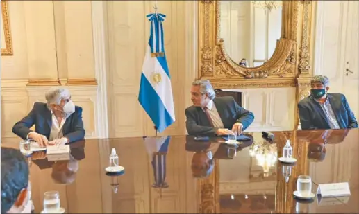  ?? FOTOS: NA ?? El martes, el Presidente recibió a los Moyano. El Gobierno quiere concretar una foto con todas las partes para fin de mes.