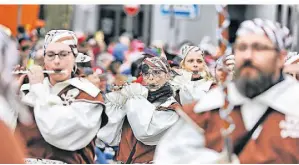  ?? ?? Mit Konfetti und Kamelle ging es durch die bunten Straßen Mettmanns. Dabei gab es auch musikalisc­he Unterstütz­ung.