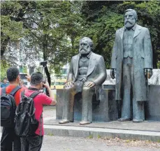  ?? FOTOS: DPA ?? Marx-Engels-Denkmal in Berlin: Nicht nur hier, sondern weltweit fotografie­ren vor allem chinesisch­e Touristen die Revolution­äre.