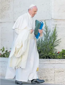  ?? AP ?? Cumpleaños. El Papa, tras el Sínodo de Obispos en el Vaticano.