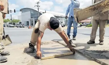  ?? /ROBERTO RODRÍGUEZ ?? En la confluenci­a de Independen­cia con la calle Jiménez, inició Simas el cierre de circuitos en la red de distribuci­ón de agua potable