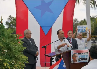  ?? CECILIA FIGUEROA / LA PRENSA ?? El congresist­a demócrata Luis V. Gutiérrez, junto al Senador de Florida Darren Soto y el abogado Anthony Suarez, exlegislad­or de Florida.
