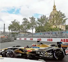  ??  ?? Zuletzt drückte die Formel E ( im Bild Jean- Eric Vergne) zwischen dem Eiffelturm und dem Invaliden- Dom aufs Tempo.