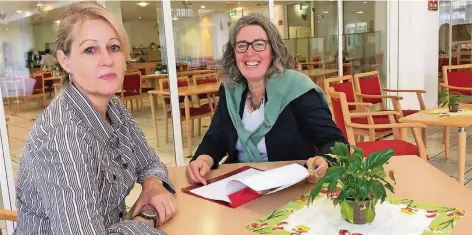  ?? RP-FOTO: TORSTEN THISSEN ?? Kerstin Artz-Müskens (rechts) hat Beate Brinkmann auf ihr Ehrenamt vorbereite­t.