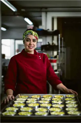  ?? Adriano Vizoni/Folhapress ?? Caroline Saya, na cozinha da Certa Gula Gastronomi­a, em SP