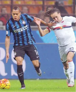  ?? ANSA ?? Jonathan Biabiany, 27 anni, cerca di superare in velocità l’uruguaiano Diego Laxalt (22)