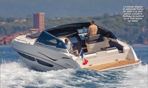  ??  ?? Le bateau dispose en option de toutes les aides à la navigation, comme le ZipWake, le joystick ou le Trim Assist de Volvo.