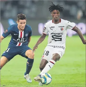  ?? FOTO: EFE ?? Eduardo Camavinga junto a Ander Herrera en un duelo de la Ligue 1