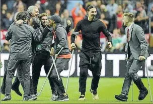  ?? FOTOS: EFE/GYI ?? José Mourinho celebró el título con sus jugadores lesionados (en la imagen, Ashley Young, Ibrahimovi­c y Luke Shaw en muletas). Pogba y Mkhitaryan, goleadores