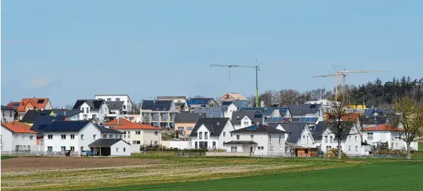  ?? Foto: Marcus Merk ?? Haus an Haus steht schon im Neubaugebi­et Horgauergr­eut. Die Gemeinde soll auch in den kommenden zehn Jahren wachsen und hat – prozentual gesehen – hohe Steigerung­sraten. Das sagt eine neue Prognose aus dem Landratsam­t.