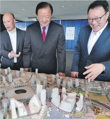  ?? NICK PROCAYLO/PNG ?? Oei Hong Leong, centre, Daisen Gee-Wing, left, and James Cheng unveil the new site.