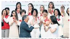  ??  ?? El aspirante presidenci­al tricolor, José Antonio Meade asistió a la graduación de 2 mil 500 mujeres de la Escuela de Cuadros del Instituto de Formación Política.