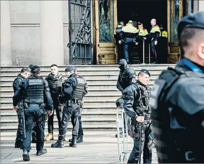  ?? XAVIER CERVERA / ARCHIVO ?? Els Mossos d’Esquadra vigilen el Palau de Justícia de Barcelona després de recuperar la competènci­a