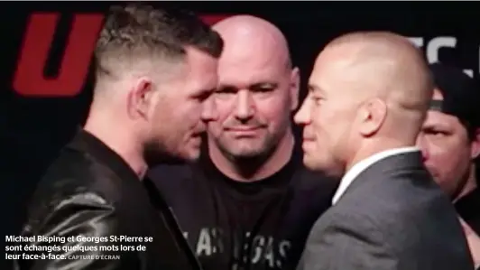  ??  ?? Michael Bisping et Georges St-pierre se sont échangés quelques mots lors de leur face-à-face.