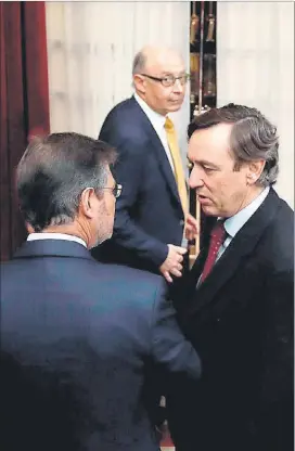  ?? EFE ?? Montoro observa a Catalá y Hernando, ayer, en el Congreso.