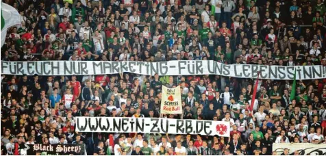  ?? Foto: Ulrich Wagner ?? Auch Fans des FCA haben ihre Meinung zu RB Leipzig schon kundgetan. Unser Bild stammt aus einem Heimspiel in der Vorrunde. Am Freitag gastiert der Aufsteiger erstmals in Augsburg. Der Verein und die Polizei bereiten sich speziell darauf vor.