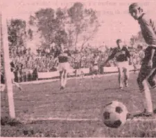  ??  ?? Il gol del gialloblù Pesenti in un derby giocato nella stagione 1969-70