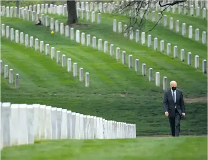  ?? [ AFP/Smialowski ] ?? Joe Biden auf dem Heldenfrie­dhof Arlington, wo er der 2488 US-Opfer des Afghanista­n-Kriegs gedachte.