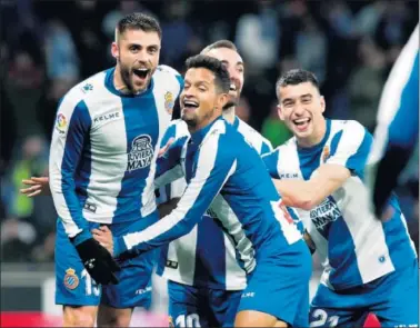  ??  ?? ALEGRÍA. David López, Marc Roca y otros compañeros, celebrando un gol reciente del Espanyol.