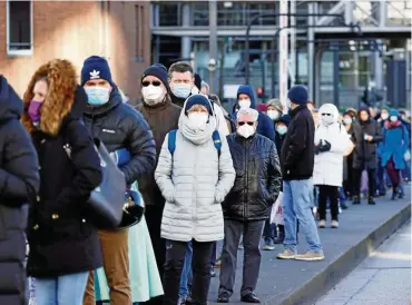  ?? FOTO: MORRIS MAC MATZEN / AFP ?? Schlange stehen für den Booster, hier in Hamburg. Wer geimpft werden will, braucht derzeit in vielen Teilen Deutschlan­ds eine Menge Geduld.