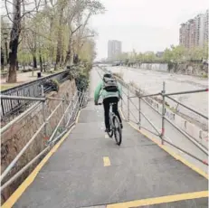  ??  ?? La senda para bicicletas se ubica a lo largo de 2,5 kilómetros del Mapocho.