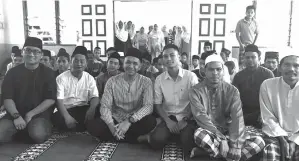  ??  ?? AHMAD Marzuki bersama masyarakat setempat Kampung Ungkaraya, Semporna bersama-sama berjemaah mengerjaka­n solat Jumaat.