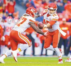  ?? JACK DEMPSEY/ASSOCIATED PRESS ?? Kareem Hunt (27) has been a major player for Kansas City this season, but the Chiefs cut him after video surfaced of him beating a woman.