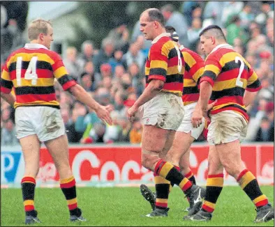  ?? Picture: COLORSPORT ?? FUTURE FOES: Mitchell, centre, and Gatland, right, were team-mates as Waikato beat the Lions in 1993