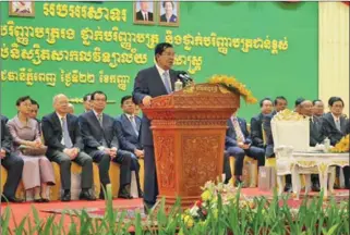  ?? FACEBOOK ?? Prime Minister Hun Sen speaks at a graduation ceremony yesterday in Chroy Changvar district where he called on opposition leaders to maintain a ceasefire.