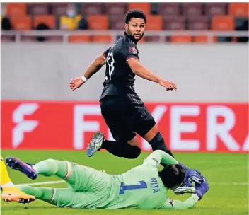  ?? FOTO: STEFAN CONSTANTIN/DPA ?? Serge Gnabry trifft gegen Rumänen zum 1:0 für Deutschlan­d. Teamkolleg­e Kai Havertz hatte ihm den Ball vorher schön aufgelegt. Beide empfahlen sich als Angreifer für das EM-Team.