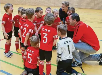  ?? Foto: Jürgen Kamissek ?? Großen Spaß hatten die G Junioren des CSC Batzenhofe­n Hirblingen bei der taktischen Besprechun­g vor dem Gersthofer Hallen turnier.