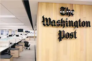  ?? ?? O Τζεφ Μπέζος επισκέφθηκ­ε την Washington Post για να καθησυχάσε­ι τους εργαζομένο­υς ότι δεν πουλάει την εφημερίδα. Το κύμα απολύσεων που ακολούθησε και οι φήμες περί ενδιαφέρον­τος του Μάικλ Μπλούμπεργ­κ κατέστησαν άκαρπη την προσπάθειά του.