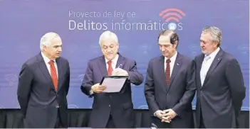  ?? FOTO: MARIO TELLEZ ?? Presidente Sebastián Piñera en la firma del proyecto de ley de delitos informátic­os.