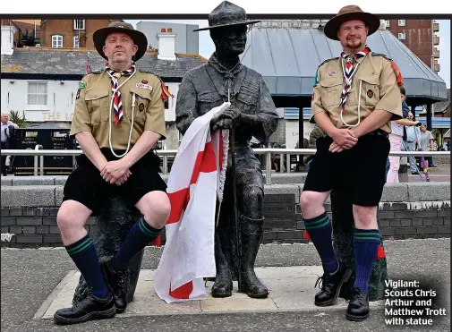  ??  ?? Vigilant: Scouts Chris Arthur and Matthew Trott with statue