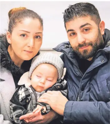  ?? FOTO: STEFAN AREND ?? Die Eltern Fatma und Yalcin Alkurt können aufatmen. Ihr kleiner Sohn Alparslan, der an Spinaler Muskelatro­phie leidet, wurde am Klinikum Kassel erfolgreic­h behandelt.