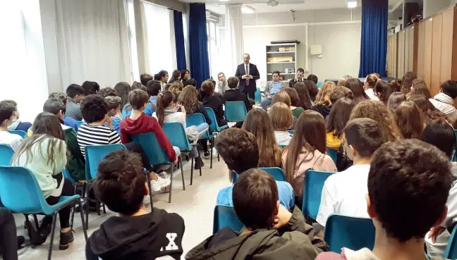  ??  ?? Il procurator­e dei minori Antonio Sangermano durante la lezione di ieri mattina nell’aula magna della scuola media di Campo di Marte dove a novembre ci fu l’irruzione di una baby gang