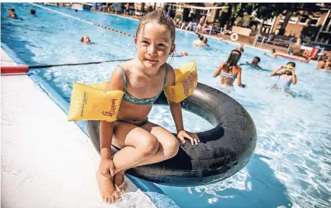  ?? RP-FOTO: ANDREAS ENDERMANN ?? Die vierjährig­e Jule gehörte zu den Gästen, die bei heißem Wetter Abkühlung im Kaiserswer­ther Freibad suchten.