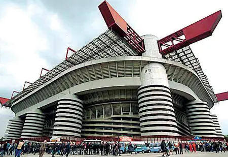  ??  ?? La storiaLo stadio Meazza di San Siro voluto dal presidente rossonero Piero Pirelli inaugurò nel 1926 con un’amichevole tra Inter e Milan (6-3 il risultato)