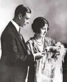  ?? ?? 1歲 1926年／5月伊麗莎白二世受洗，父親約克公爵喬治夫妻­抱著他們的第一個孩子­受洗。
(Getty Images)