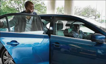  ?? PHOTOS CONTRIBUTE­D ?? Patient Arthur Neville gets into a RideAustin vehicle to take him home from his medical appointmen­t.