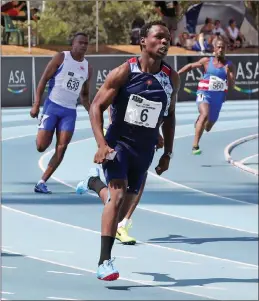  ?? BACKPAGEPI­X ?? LIKE THE WIND: Clarence Munyai en route to breaking the national 200m record.
