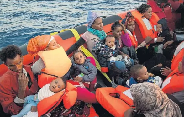  ?? EMILIO MORENATTI / AP ?? Refugiados eritreos rescatados el lunes a 13 millas náuticas de la costa de Sabrata (Libia)