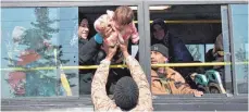  ?? FOTO: DPA ?? Mit Bussen werden die Menschen aus Aleppo evakuiert.